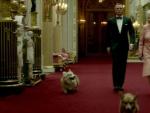 La reina Isabel II, junto a Daniel Craig interpretando a James Bond y sus perros, en el sketch para la ceremonia de apertura de los Juegos Olímpicos de Londres.
