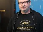 El director Lars Von Tirer muestra una camiseta donde se puede leer 'persona non grata' en protesta por haber sido calificado como tal por el Festival de Cine de Cannes. (Berlinale de 2014)