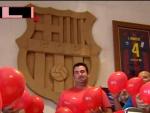 Hinchas sevillanos del Bar&ccedil;a con globos rojos para la final de la Copa del Rey.