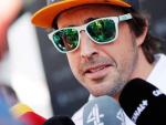 Fernando Alonso atiende a los medios de comunicaci&oacute;n.