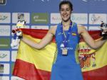 La espa&ntilde;ola Carolina Mar&iacute;n recibe la medalla de oro tras vencer a la rusa Evgeniya Kosetskaya en el partido de individual femenino en la final del campeonato Europeo de B&aacute;dminton celebrado en Huelva.