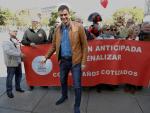 El secretario general del PSOE, Pedro S&aacute;nchez, antes de su participaci&oacute;n en la manifestaci&oacute;n celebrada en Madrid con motivo del Primero de Mayo.