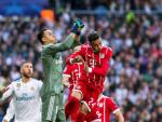 El portero costarricense del Real Madrid Kaylor Navas (2i) intenta despejar ante el centrocampista franc&eacute;s del Bayern de Munich Corentin Tolisso (2d) .