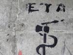 Graffiti con el logo de ETA cerca de Mendaro (Pa&iacute;s Vasco).