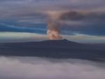 Vista a&eacute;rea del humo que emerge del cr&aacute;ter del volc&aacute;n Kilauea, en la isla de Haw&aacute;i (Estados Unidos).