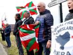 Simpatizantes de la izquierda abertzale piden la amnist&iacute;a para los presos de ETA frente a Villa Arnaga de Cambo (Francia).