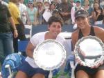 Carla Su&aacute;rez (izda.) y Garbi&ntilde;e Muguruza posan con sus trofeos de ganadoras del torneo de Stanford.