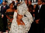 La cantante Rihanna, una de las anfitrionas del evento, en la alfombra roja de la Gala del MET, en Nueva York, dedicada este a&ntilde;o a la exposici&oacute;n &quot;Cuerpos celestes: la moda y la imaginaci&oacute;n cat&oacute;lica&quot;. El dise&ntilde;o es de Maison Margiela Artisanal.