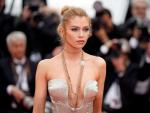 La modelo belga Stella Maxwell posa para los medios a su llegada a la alfombra roja del Festival de Cine de Cannes 2018.