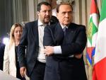 El l&iacute;der de Forza Italia, Silvio Berlusconi; el de la coalici&oacute;n de derechas, Matteo Salvini; y la presidenta de Hermanos de Italia, Giorgia Meloni, en el Palacio Quirinal de Roma.