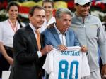 El extenista Manolo Santana, con el exfutbolista Emilio Butrague&ntilde;o y el tenista Rafael Nadal, tras recibir una camiseta del Real Madrid por su 80 cumplea&ntilde;os.