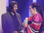 Salvador Sobral le entrega a Netta el trofeo de ganador del festival de Eurovisi&oacute;n.