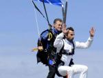 El actor Santi Mill&aacute;n (d) junto a un monitor de salto de paraca&iacute;das durante la presentaci&oacute;n en el aer&oacute;dromo de Ampuriabrava del Skydive Empuriabrava en el marco de la competici&oacute;n de saltos de paraca&iacute;das Skydive European Challenge.