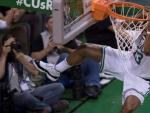 El ala-p&iacute;vot Marcus Morris, de los Boston Celtics, machaca la canasta durante el primer partido de la final de la Conferencia Este de la NBA ante los Cleveland Cavaliers.