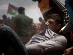 Un manifestante palestino herido durante las protestas en la frontera entre Gaza e Israel.