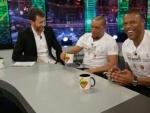 Los futbolistas Roberto Carlos y J&uacute;lio Baptista, junto a Pablo Motos en 'El Hormiguero 3.0'