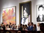 Las piezas &quot;Devolving&quot; del artista Morris Louis (i), &quot;Study of a Portrait&quot; de Francis Bacon (c) y &quot;Most Wanted Men No. 11, John Joseph H., Jr.&quot; de Andy Warhol son presentadas durante una subasta de Arte Contempor&aacute;neo y Postguerra de la casa de subastas Christies, en Nueva York (Estados Unidos).