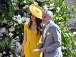 George Clooney y su mujer Amal acuden a la capilla de San Jorge en la que se celebrar&aacute; la boda de Meghan Markle y el pr&iacute;ncipe Harry. La abogada ha centrado la atenci&oacute;n de todos con su conjunto en amarillo brillante con una pamela a juego.