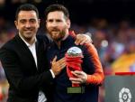 Xavi Hern&aacute;ndez (i) y Leo Messi, premio al mejor jugador del mes, al comienzo del partido de la &uacute;ltima jornada de Liga en Primera Divisi&oacute;n entre el FC Barcelona y la Real Socieda .