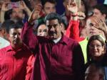 El presidente venezolano, Nicol&aacute;s Maduro, y su esposa, Cilia Flores, saludan tras conocer los resultados de las elecciones presidenciales en Venezuela.