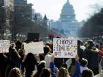 Estudiantes participan en una marcha desde la Casa Blanca hasta el Capitolio durante el paro nacional contra la violencia por armas de fuego, en Washington DC, EE UU.