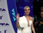 La cantante Katy Perry saluda al p&uacute;blico a su llegada a la gala de los MTV Video Music Awards 2017.