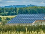 Los paneles solares son una de las opciones para renovar una vivienda rural.