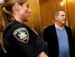 El productor de Hollywood Harvey Weinstein abandona una comisar&iacute;a de Nueva York tras ser acusado de violaci&oacute;n y otros delitos sexuales.
