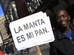 Un mantero protesta en Madrid por la penalizaci&oacute;n de la actividad con la que sobrevive.