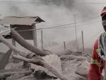 Rescatistas buscan supervivientes en el caser&iacute;o de El Rodeo (Guatemala), uno de los m&aacute;s afectados por la erupci&oacute;n del volc&aacute;n de Fuego.