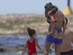 Daniella Semaan, mujer de Cesc F&aacute;bregas, durante unas vacaciones en Ibiza.