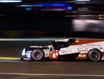 El Toyota 8 de Fernando Alonso, Sebastien Buemi y Kazuki Nakajima, durante la noche de las 24 horas de Le Mans.