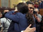 Pedro S&aacute;nchez y Pablo Iglesias se abrazan tras la moci&oacute;n de censura que tumb&oacute; a Rajoy en el Congreso.
