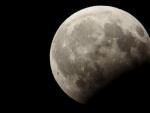 Imagen de archivo de un eclipse parcial de luna.