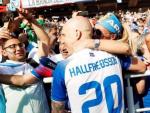 Halfredsson, centrocampista de Islandia, celebra el empate obteido ante Argentina con los aficionados.