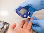 Un sanitario realiza una prueba de glucosa a un paciente.