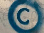Grafiti que representa el s&iacute;mbolo del copyright.