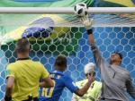 Keylor Navas despeja a c&oacute;rner un remate de Neymar en el Brasil - Costa Rica del Mundial de Rusia 2018.
