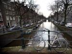 Vista de una bicicleta en el canal Keizersgracht de Amsterdam, en Holanda.