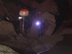 Un miembro de los equipos de rescate, en el interior de la cueva.