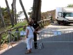 Personal de seguridad impide el acceso a Sant Mart&iacute; d'Emp&uacute;ries (Girona), este 29 de junio.