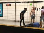 Imagen publicada del momento en que tres j&oacute;venes salvan a un hombre ciego en el metro de Toronto.