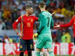 Ramos, De Gea y Piqu&eacute;, durante el partido entre Espa&ntilde;a y Rusia en el Mundial.