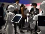 Un robot del modelo Pepper es expuesto durante una rueda de prensa en Tokio (Jap&oacute;n). El cuidado de ancianos, la ense&ntilde;anza o la asistencia m&eacute;dica son algunas de sus nuevas capacidades.