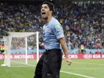 Luis Su&aacute;rez celebra un gol con Uruguay.
