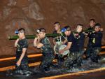 Varios miembros de un equipo de rescate transportan una bomba para drenar agua en la cueva Tham Luang (Tailandia).