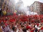 Cientos de personas festejan el inicio de las fiestas de San Ferm&iacute;n el a&ntilde;o pasado.