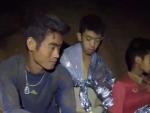 Captura de video cedida por Thai Royal Navy que muestra a varios miembros del equipo de f&uacute;tbol encerrado en la cueva Tham Luang de Tailandia.