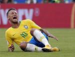 Neymar, en el c&eacute;sped durante el Brasil-M&eacute;xico del Mundial de Rusia 2018.
