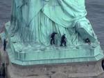 Dos polic&iacute;as en el momento de la detecci&oacute;n de una mujer que se hab&iacute;a encaramado al pedestal de la Estatua de la Libetad, en Nueva York (EE UU).
